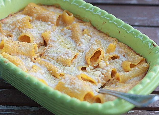Блюдо с макаронами и сыром пармезан