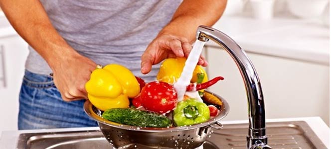 Чистка овощей Уксус, лимон, соль и вода удаляют вредные пестициды из продуктов