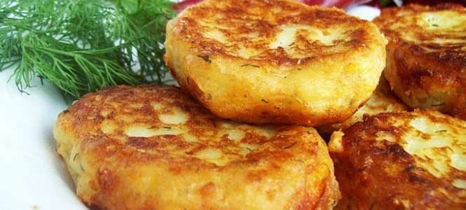 Картофельные котлетки Котлеты из картофеля с беконом, луком и петрушкой