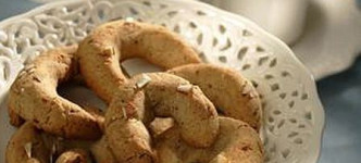 Рождественские рогалики с миндалем